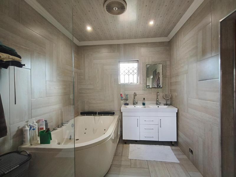 7 Bedroom Property for Sale in Southernwood Eastern Cape